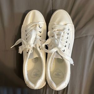 White Cecilia Canvas Sneaker - Women
Rocket Dog